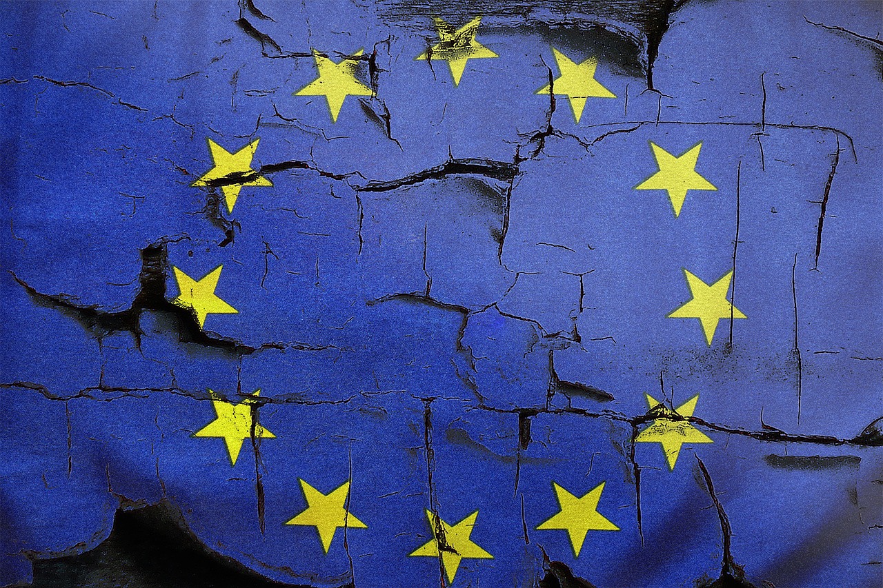 drapeau de l'union européenne brisé